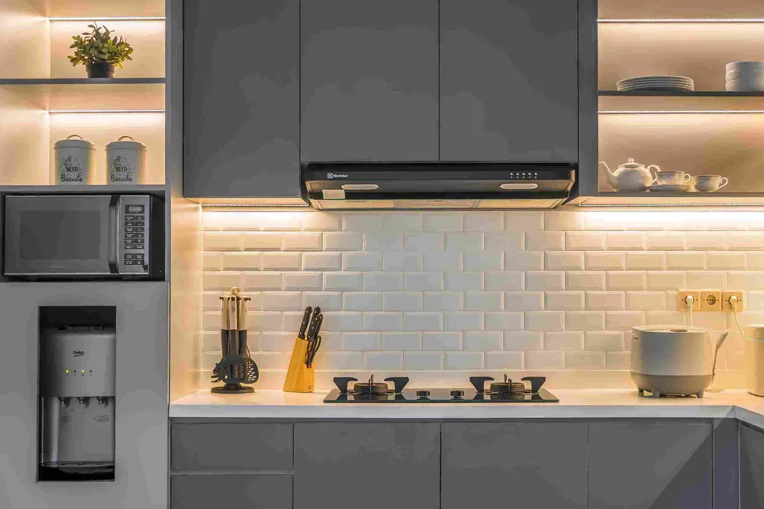 Kitchen Set dengan Backsplash Berpola