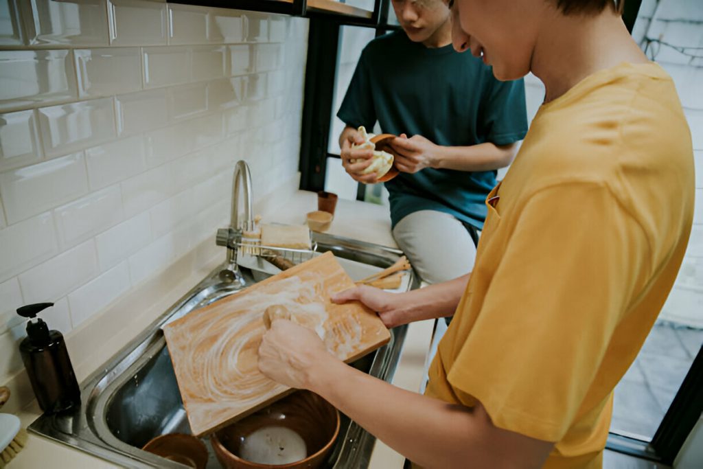 Ilustrasi Laki - Laki yang Sedang Mencuci Alat Masak